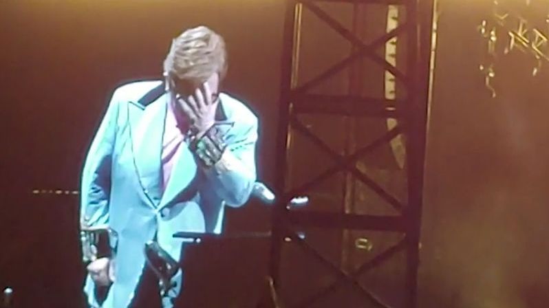 Elton John se po ztrátě hlasu psychicky sesypal a odvedli ho z pódia